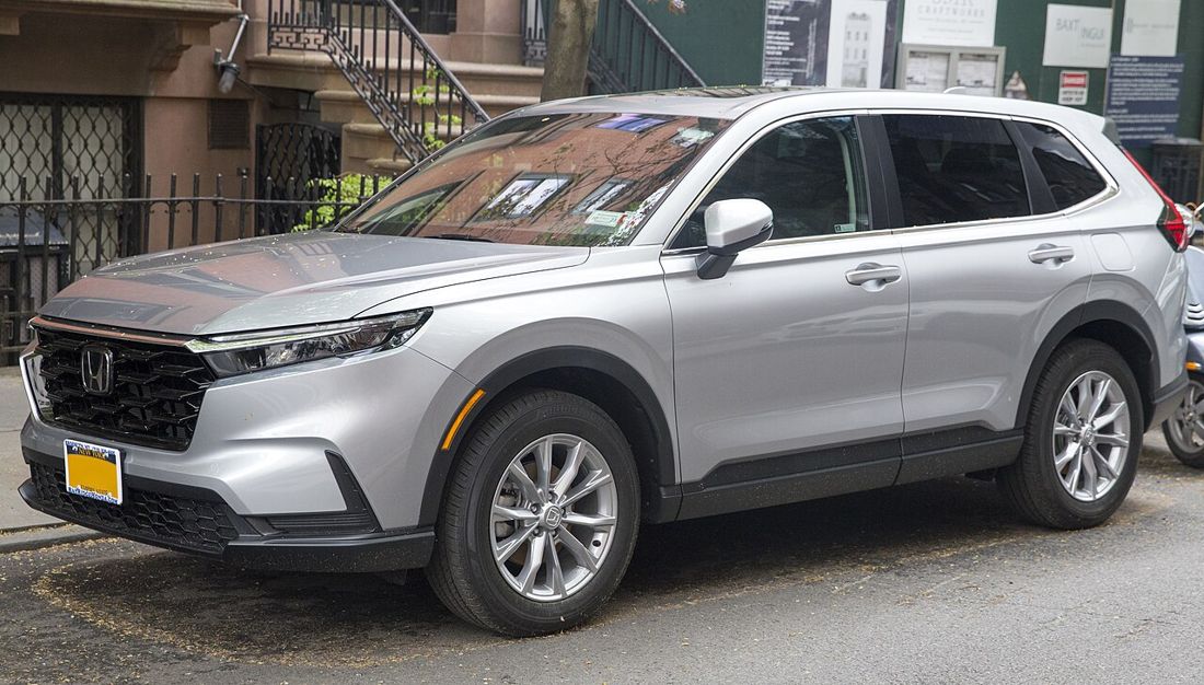 Honda CR-V, front three-quarter view