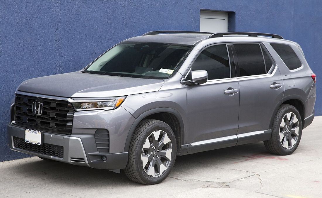 Honda Pilot, front three-quarter view
