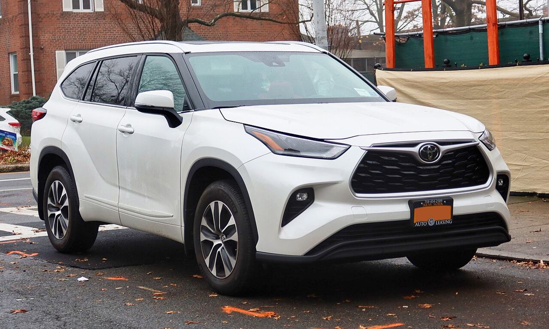 Toyota Highlander, front three-quarter view