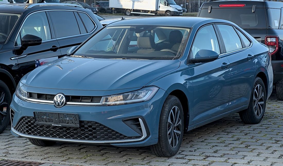Volkswagen Jetta, front three-quarter view
